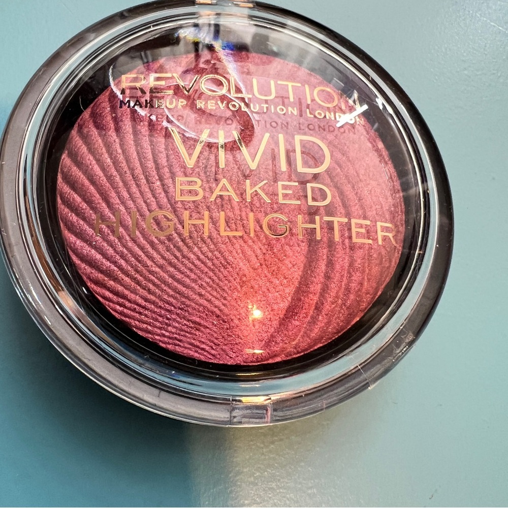 Makeup Revolution “Rosegold Lights” Vivid Baked Highlighter